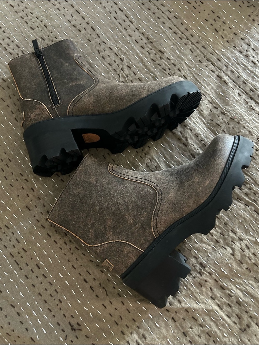 Sorel BRAND NEW Distressed Brown Leather block/ Lug Ankle Boots - Picture 9 of 12